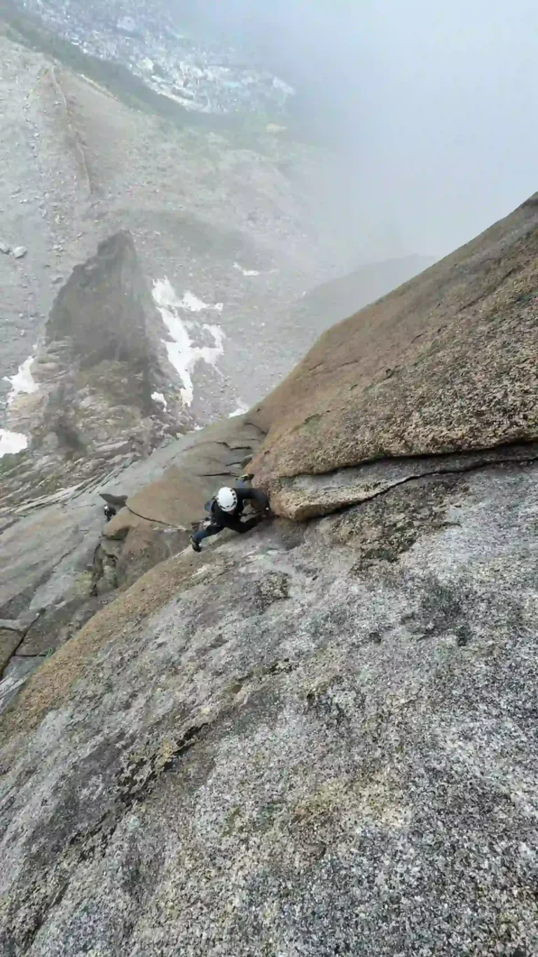 Moniteurs d'escalade qui grimpe à chamonix