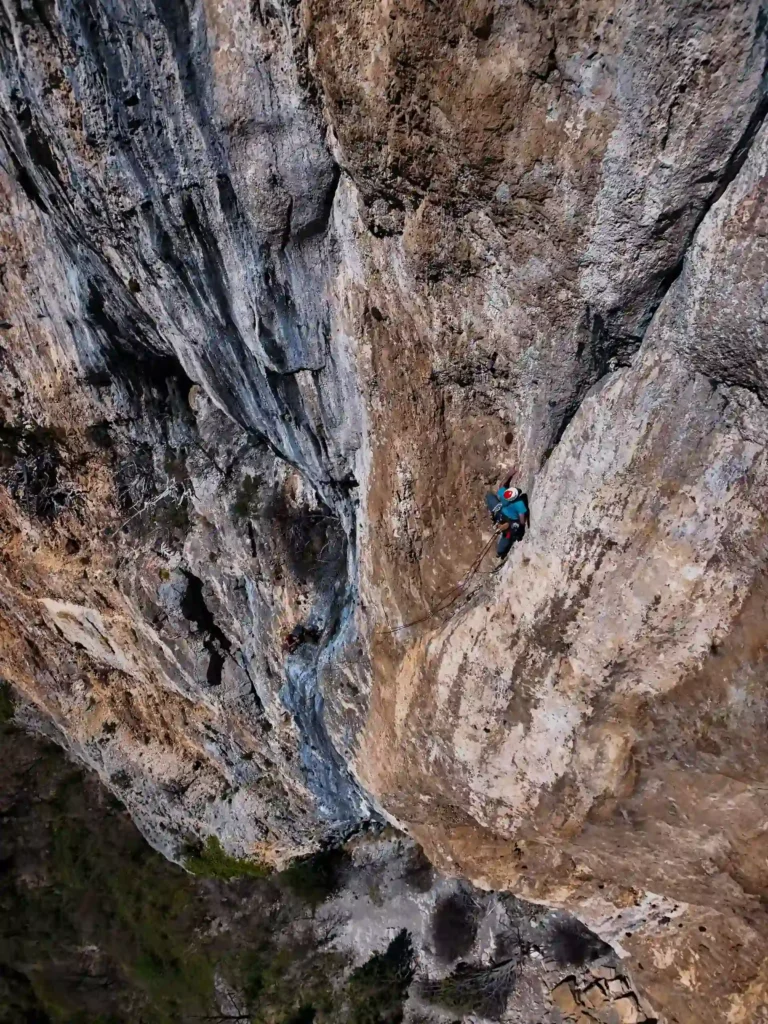 Moniteur d'escalade qui grimpe sur une paroi à chamonix