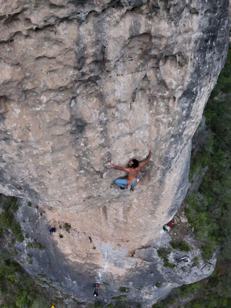 Moniteur d'escalade qui grimpe sur une paroi à chamonix
