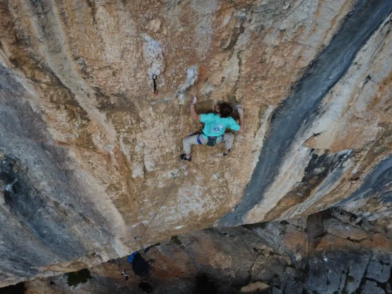 Moniteur d'escalade qui grimpe sur une paroi à chamonix