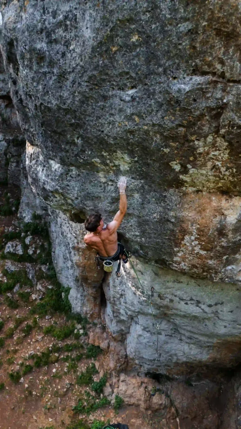 Moniteur d'escalade qui grimpe sur une paroi à chamonix